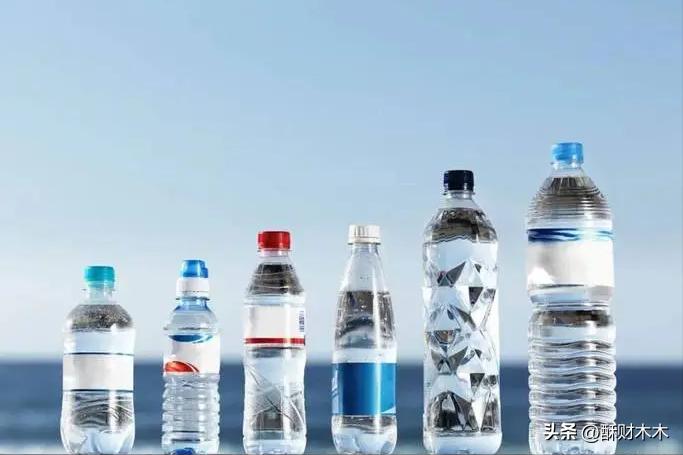 瓶子寒酸一捏就软，却年卖数十亿，“1元水”市场为何只剩冰露？