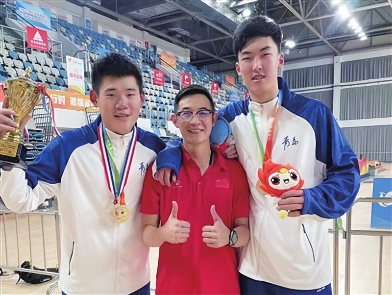 山东男篮王刚照片,青岛男篮主教练王刚