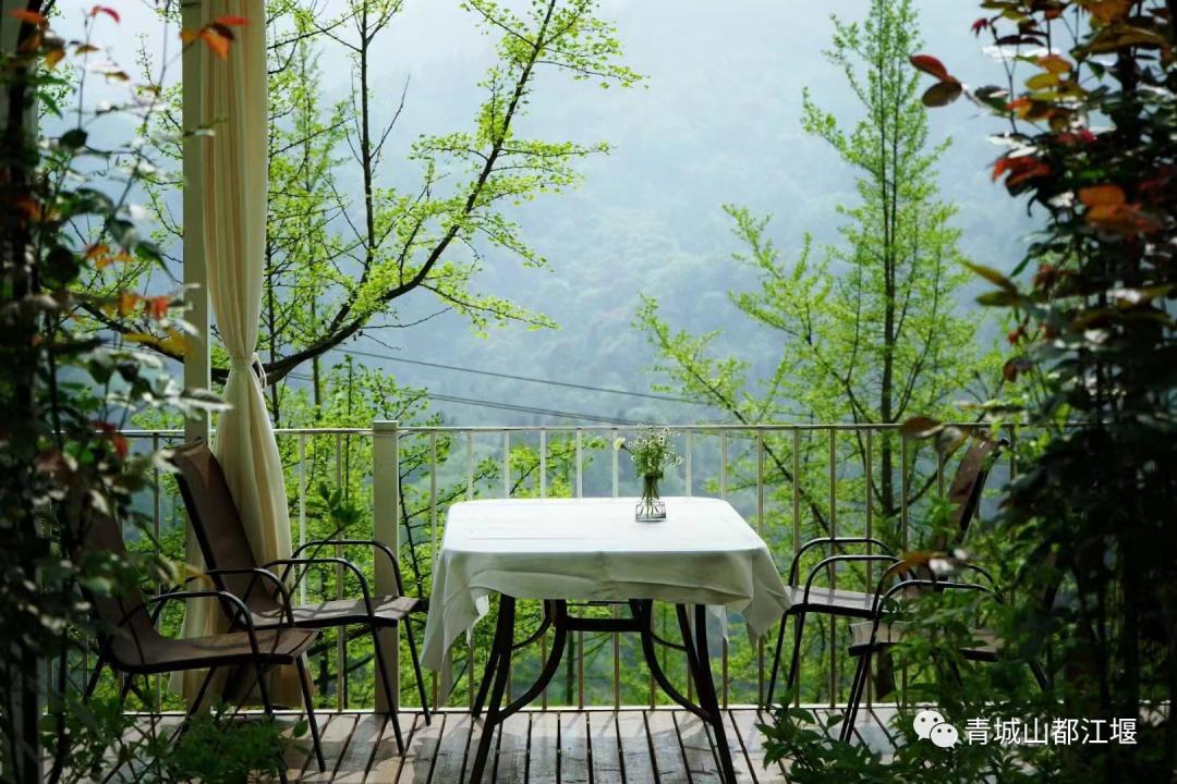来都江堰的山间溪畔赴一场“好食光”！青山间的火锅店、花园里的小食堂......赏景美食两不误~