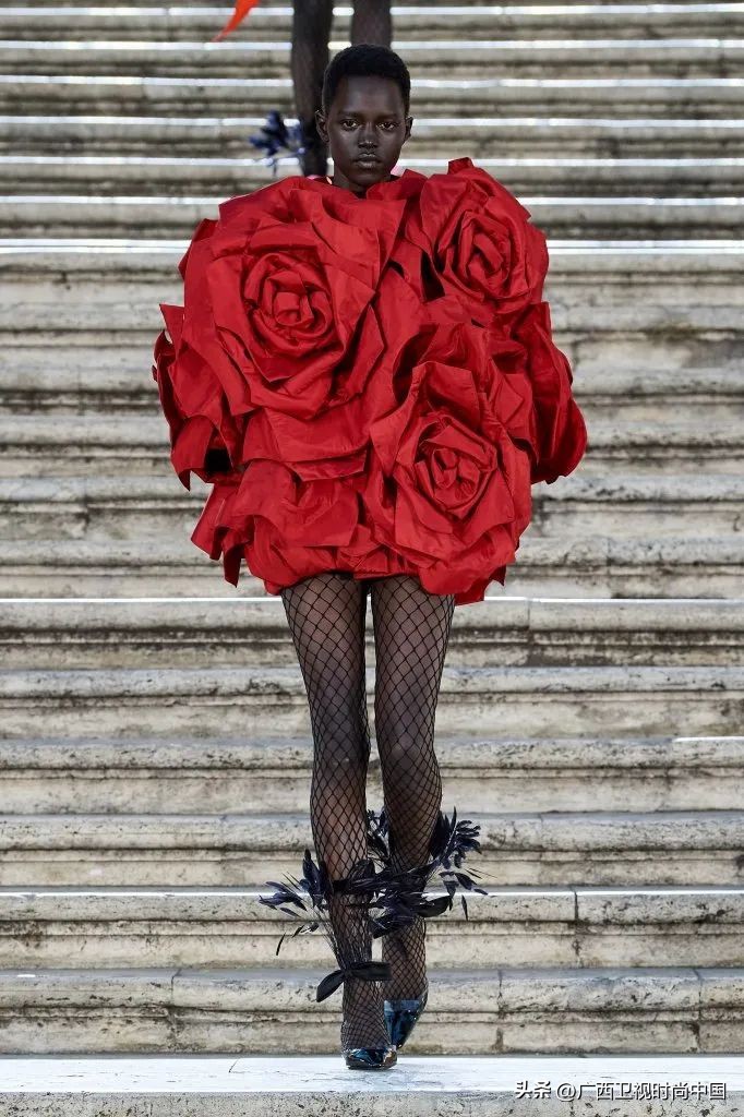 快过年了还是穿红色喜庆点,快过年了买件红色的衣服