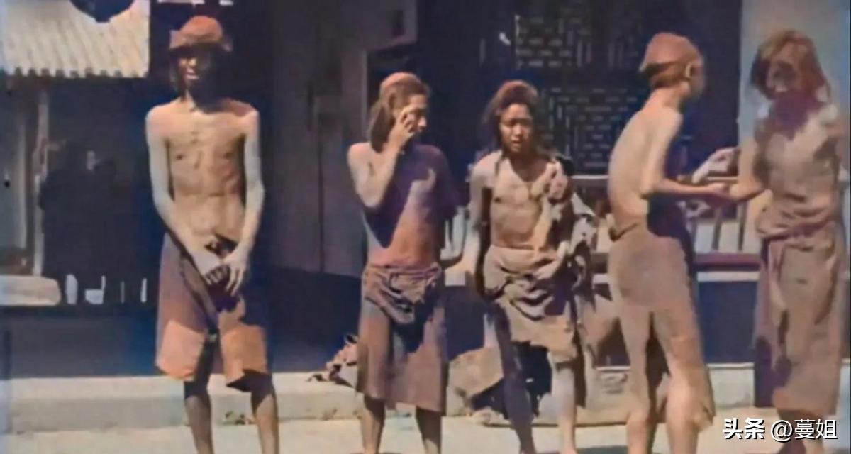 卑鄙龌龊老照片:*楼青**女子妖娆多姿,妇女露胸喂奶被孩子撕扯衣服