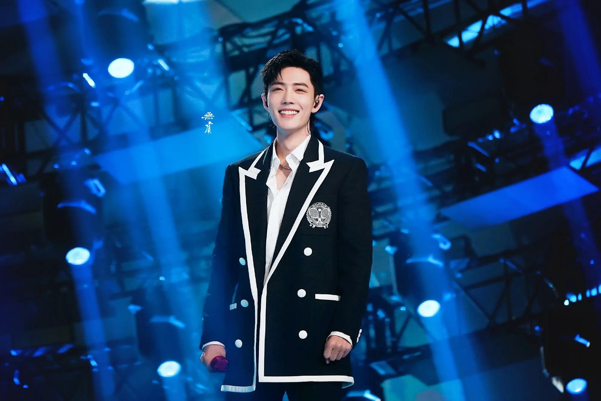 肖战近期活动造型,肖战微博之夜两套造型