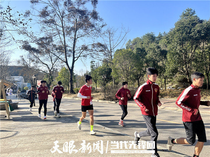 「新春走基层」在“匀”顶之上“踢”出一个足球小镇