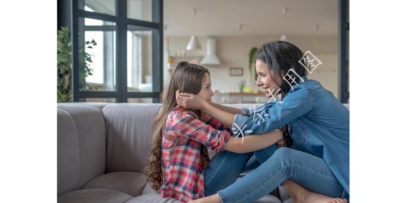 4岁女孩肚子疼被爸爸抱进急救室,12岁女孩肚子疼妈妈带去医院检查