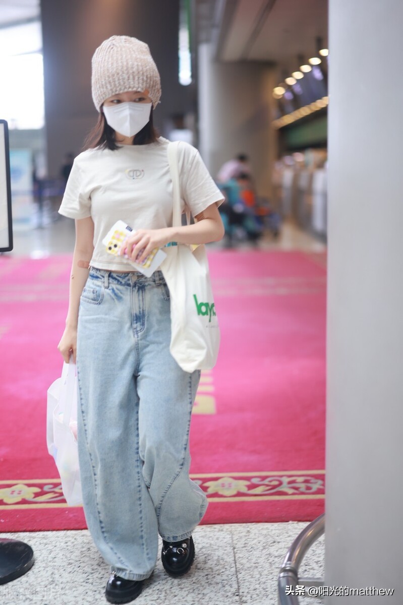街拍：李兰迪白色T恤+阔腿牛仔裤简单时尚