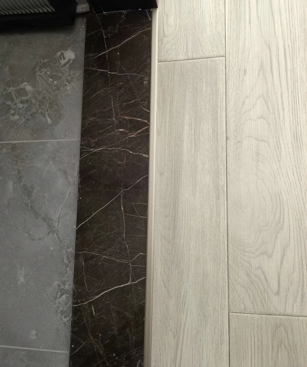 前央视主持突发意外！脚被这种金属条穿透鲜血直流！很多家里装了