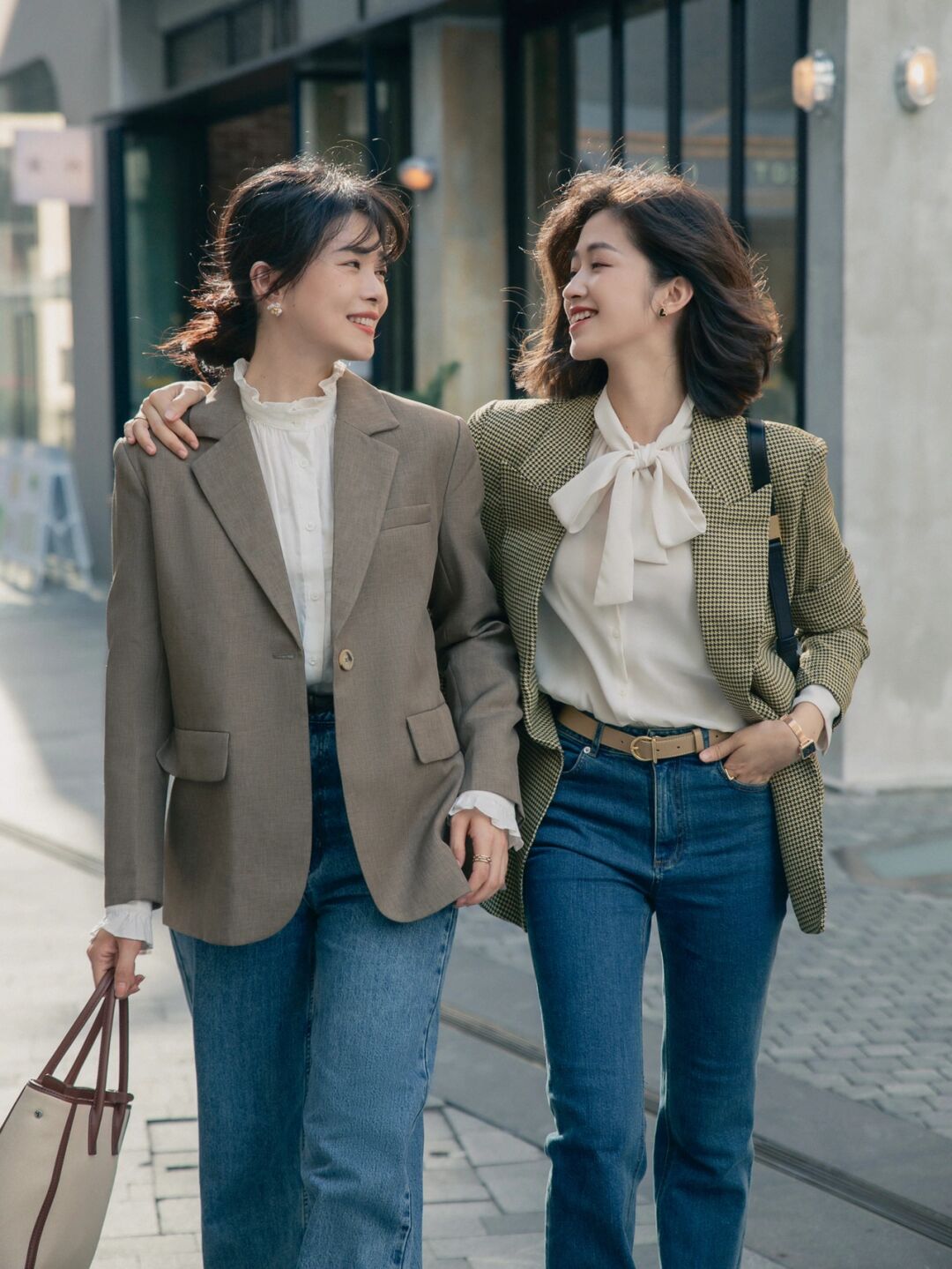 早春牛仔裤穿搭时尚感,春季搭配阔腿牛仔裤的上衣推荐