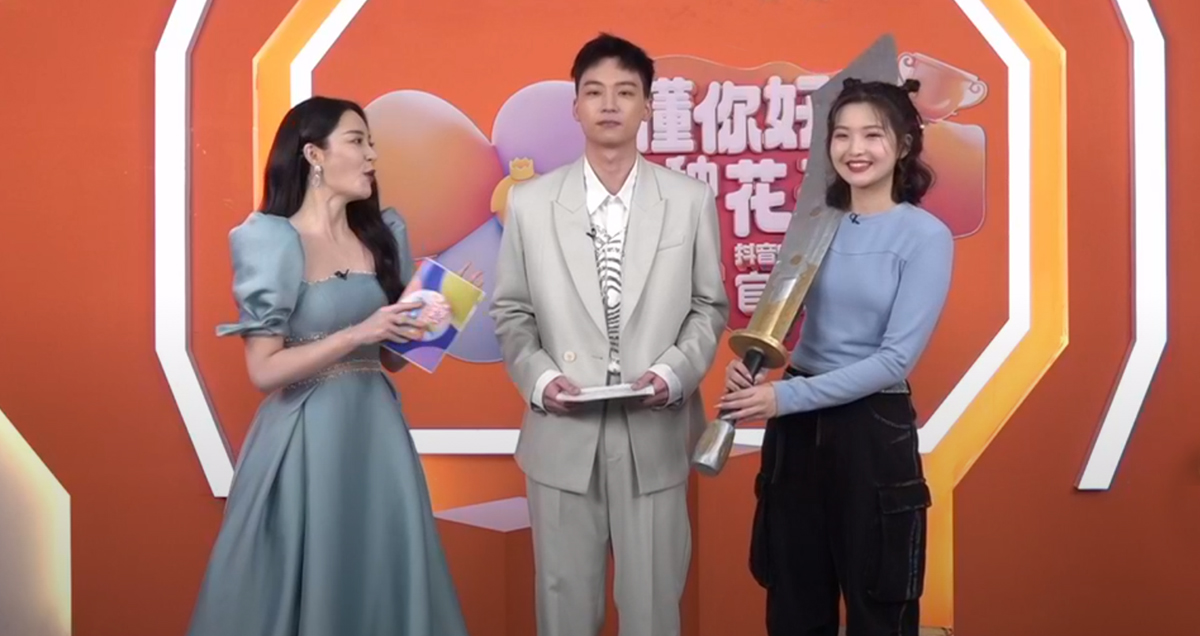 芒果电商晚会：6人主持团抢眼，4小花同台比美，何炅接班人被替代