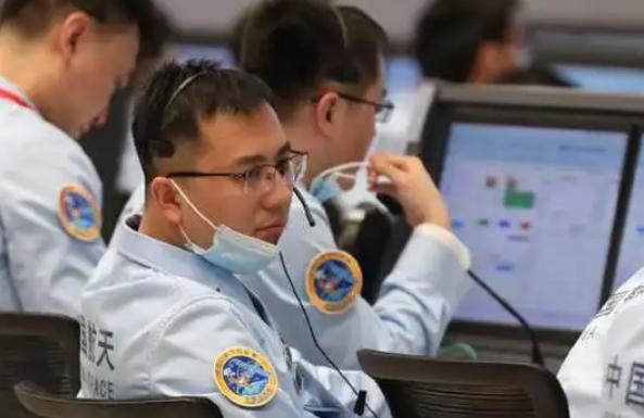 神十三返回舱成功着陆英语新闻,神十三北京明白