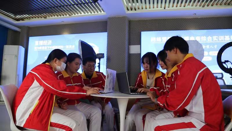 ​启动田间公益直播计划三峡职院“电商号列车”首站开进五峰茶园