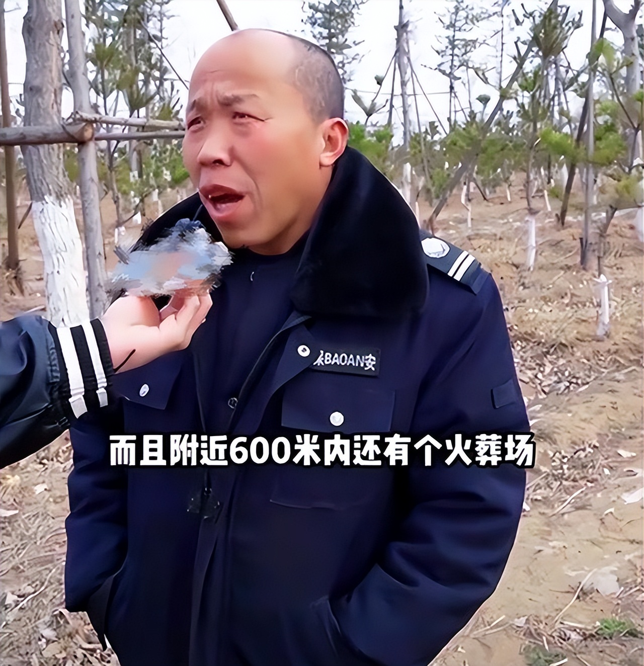 “贡品早就吃够了”，墓地保安月入12000，大学生看到后有些心动