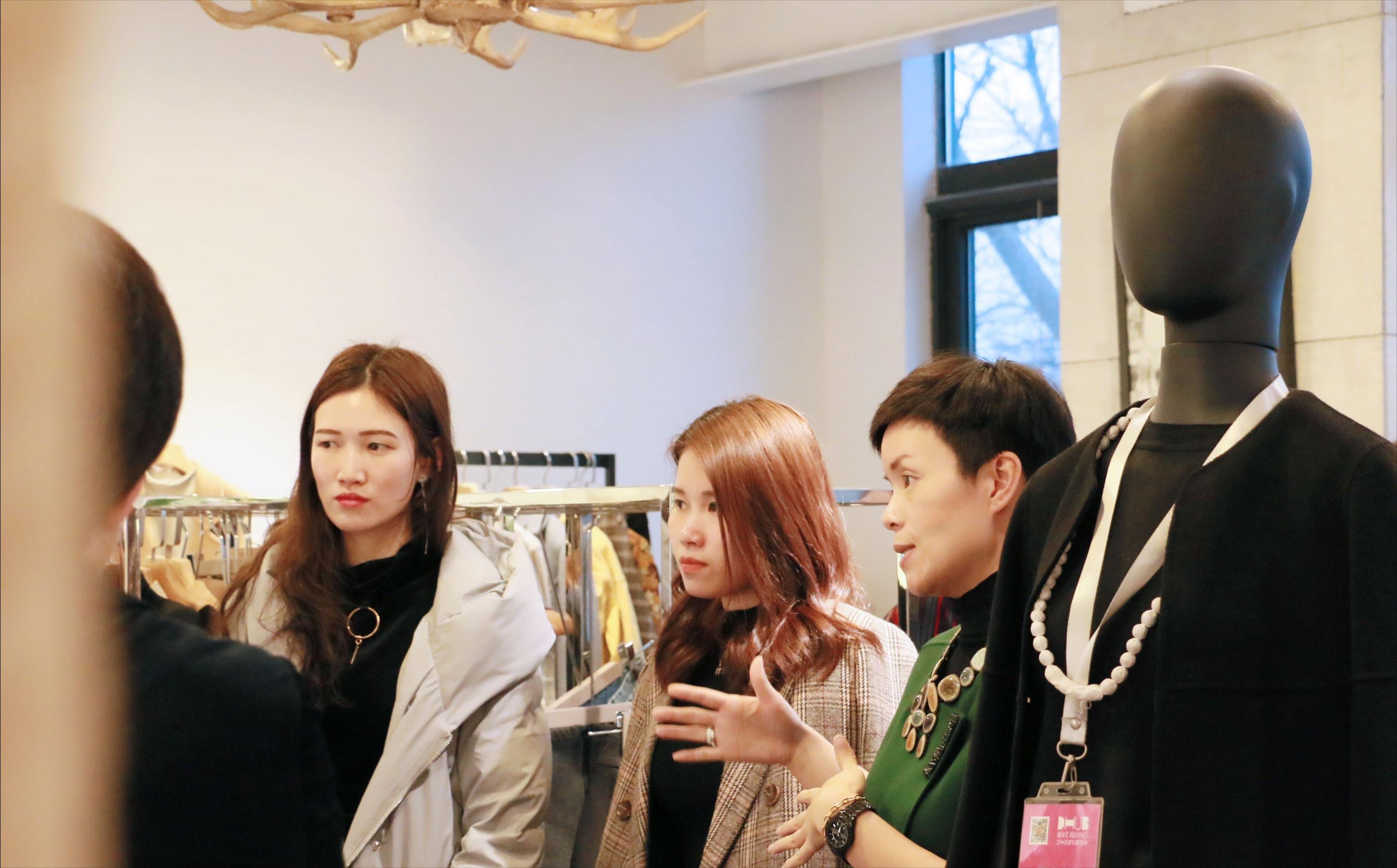 开个服装批发档口一年能赚多少钱,想搞批发衣服生意做什么好