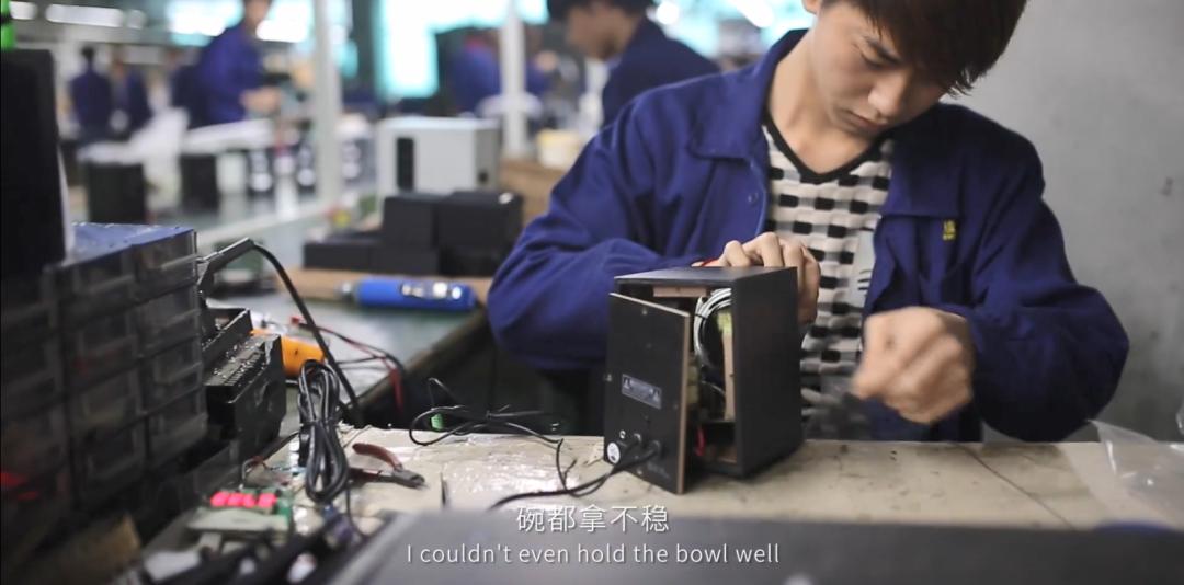 聊聊富士康的打工仔,富士康打工仔的图片