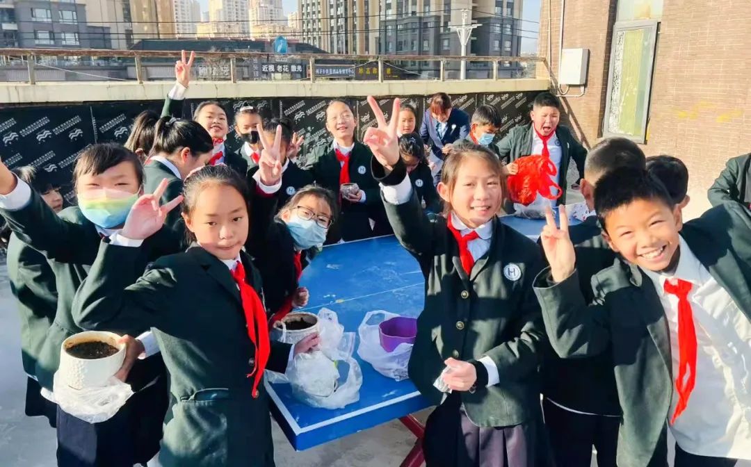 开学季校园展示打卡,开学啦冰墩墩小学生积极向上图片