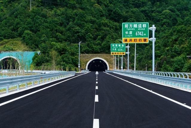 多地高速公路路牌由中英文改,高速公路规范化中英文标牌大更新