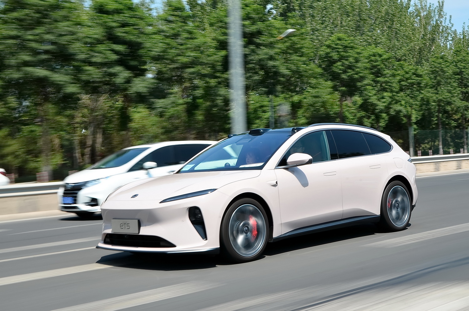 蔚来et5旅行版市区用电方便吗,蔚来et5旅行版可以遮阳吗