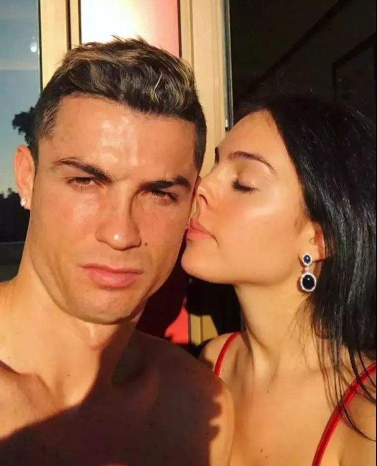 足球巨星c罗有几任妻子,c罗和女朋友情史