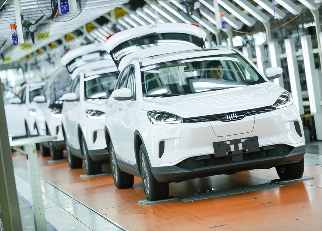 一年烧光82亿，董事长年薪12亿，普工1700底薪！