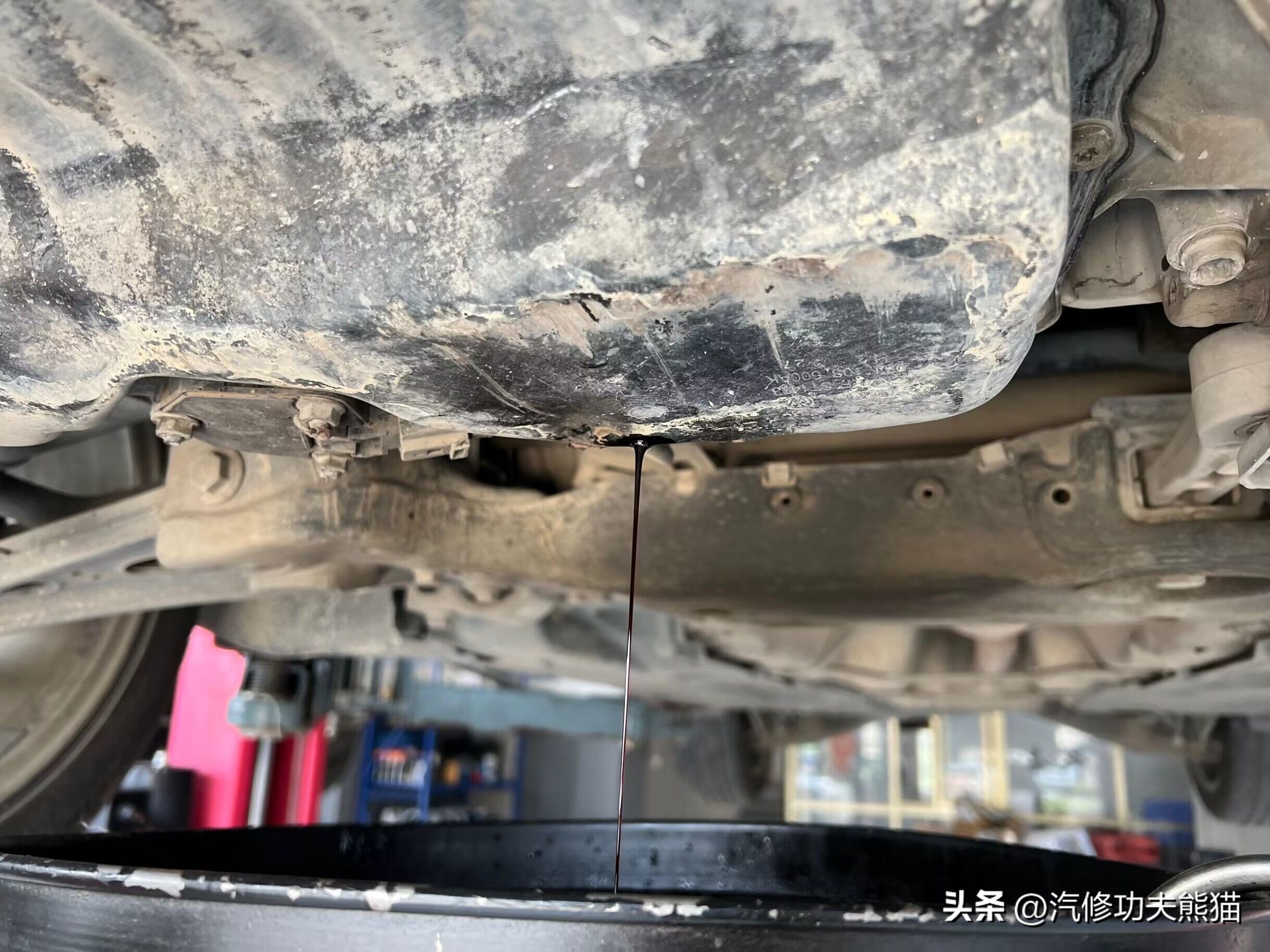 大众迈腾发动机漏油漏水吗,迈腾b72.0t发动机侧面漏油