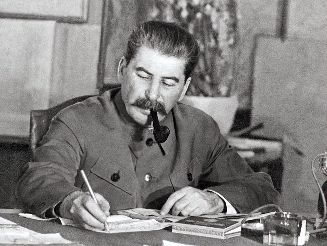 老蒋晚年坦言：败逃台湾无悔，此生最大不甘，是听了斯大林此言