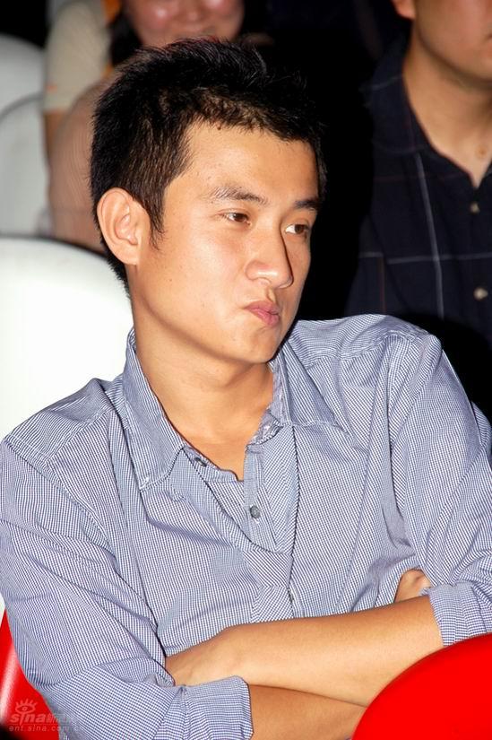 助理伺候明星捏脚,助理伺候明星跪下打伞