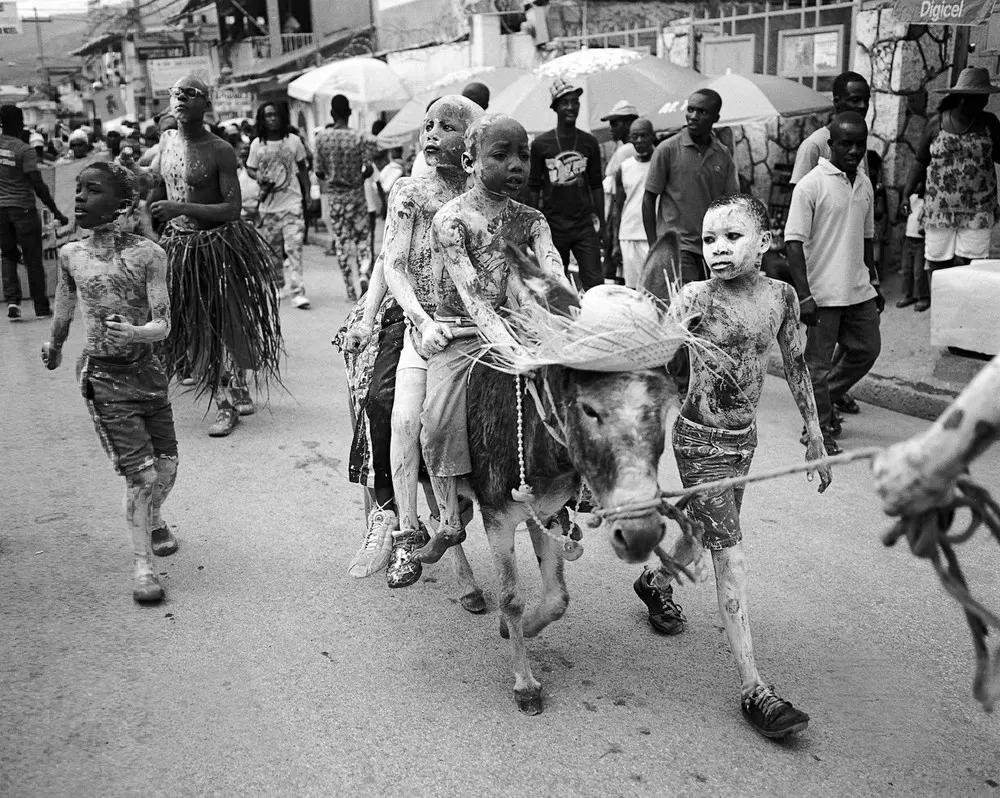 总统疯狂敛财，百姓穷得吃土，被五常点名批评的失败国度