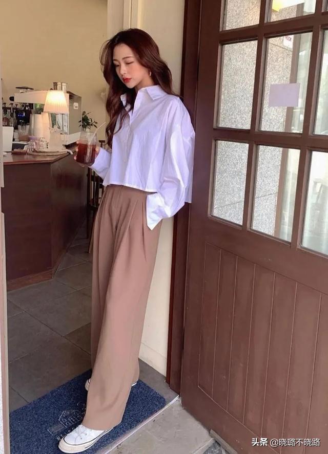 适合搭卫衣的裤子显瘦款,卫衣修身短款显瘦搭背带裤