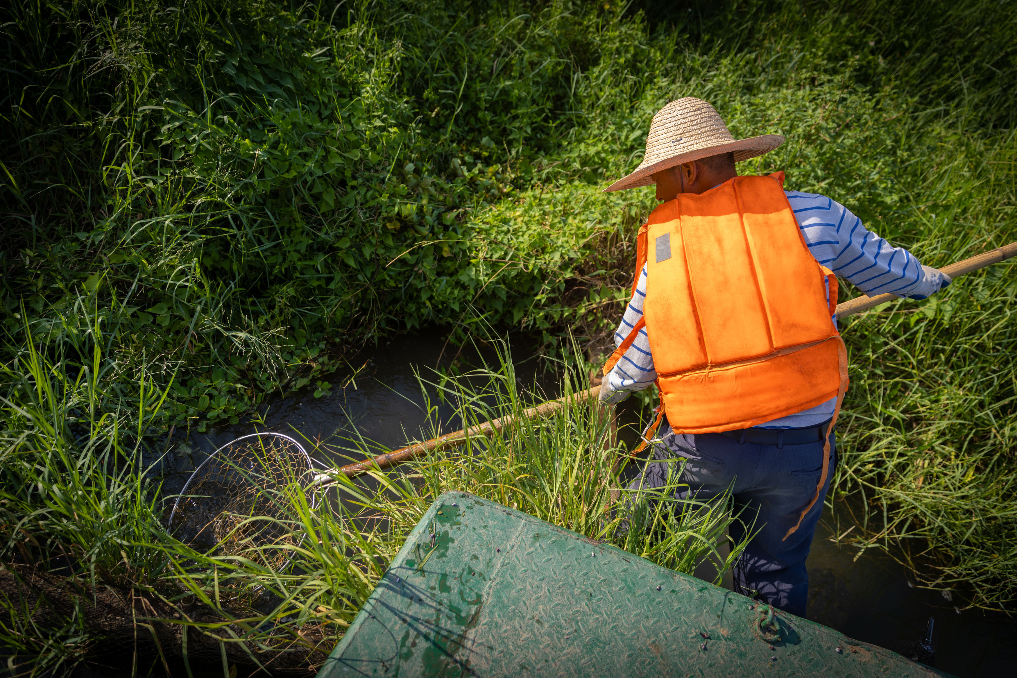 三元：烈日下的沙溪河“清道夫”汗水浸透衣衫，守护“一汪碧水”