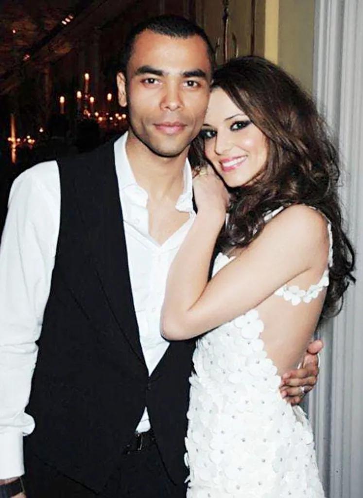 英格兰队队长回国陪妻产子,英格兰男足太太团