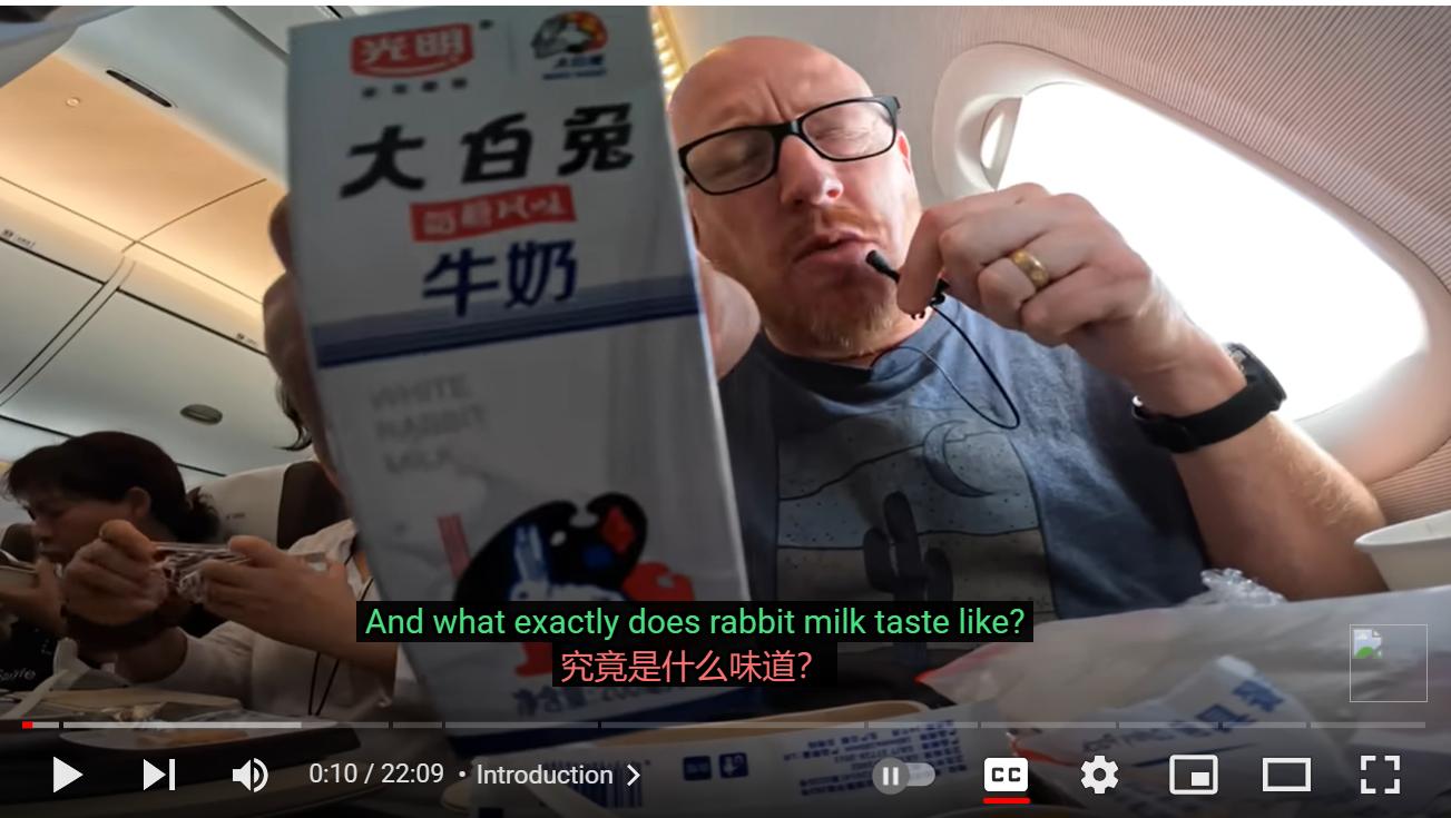 国外航空达人体验国产飞机C919,问:兔子也产奶吗,怎么给兔子挤奶