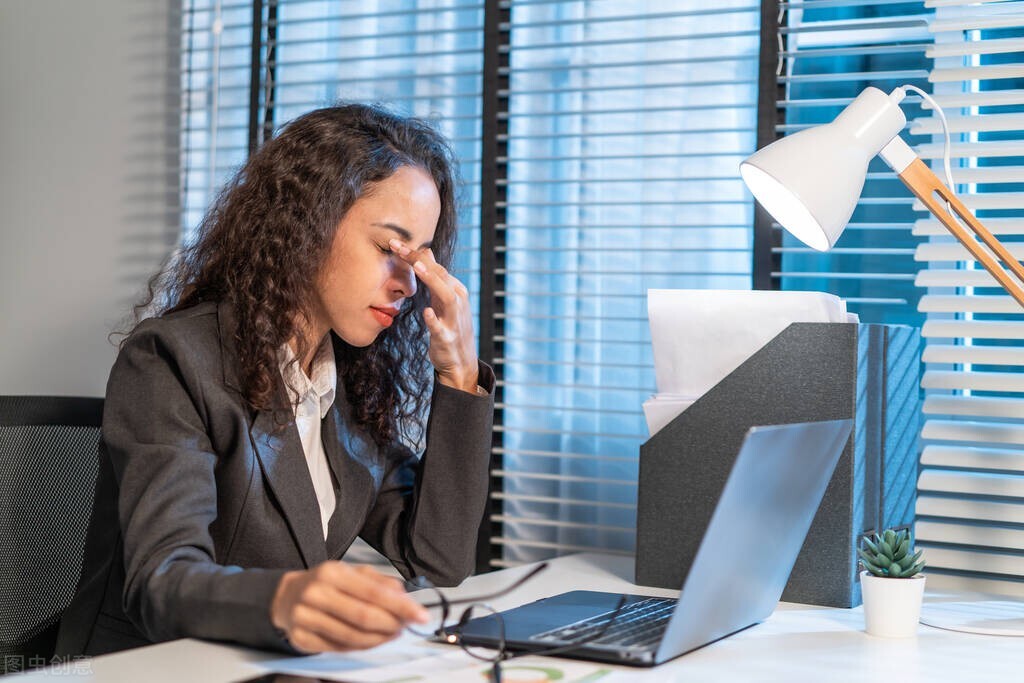 眼干眼涩睡不着觉是怎么回事,熬夜眼干眼涩怎么办