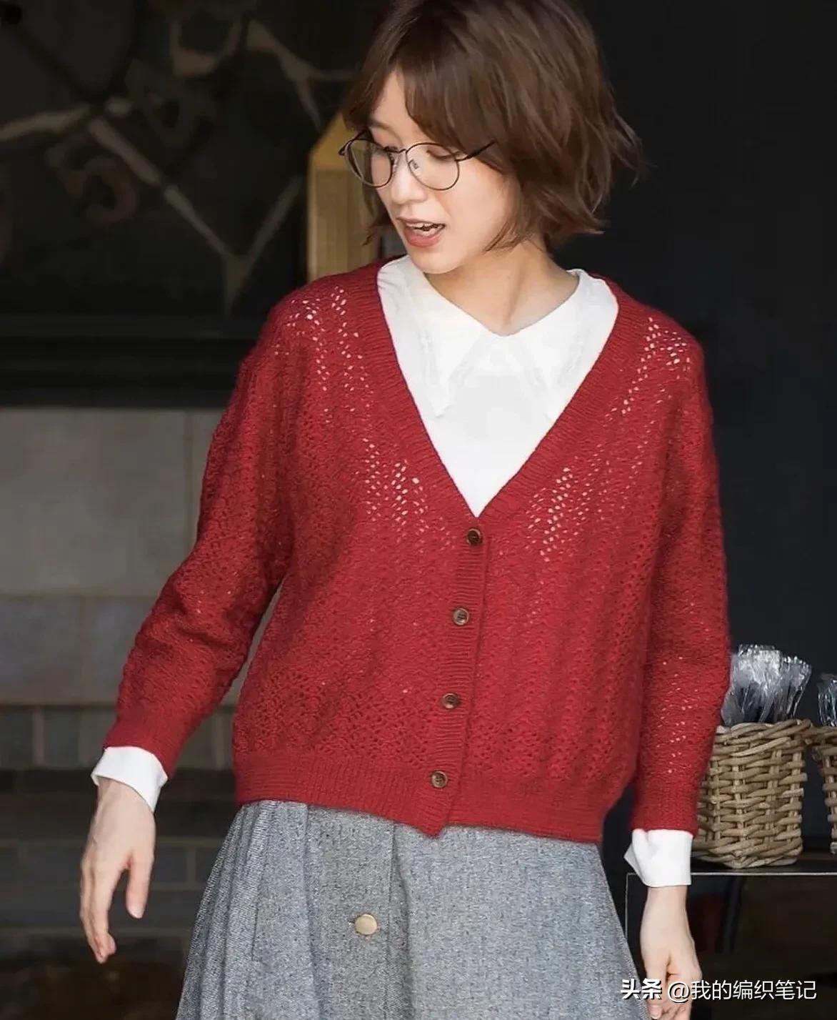 钩针编织一款精致的蕾丝开衫，简洁的样式，细腻柔美十分显气质