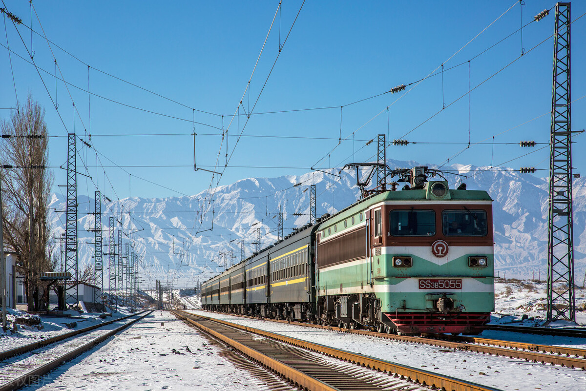 这个戈壁小城为何飞机、高铁、火车这么便捷