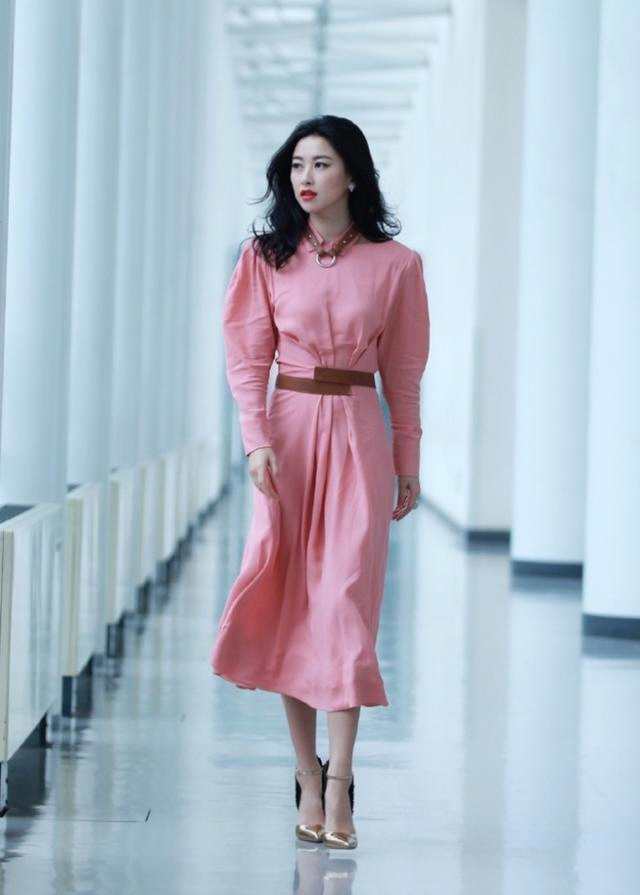 朱珠：迷倒世界顶级富豪，收服“帮派最狂太子”，却下嫁美术老师