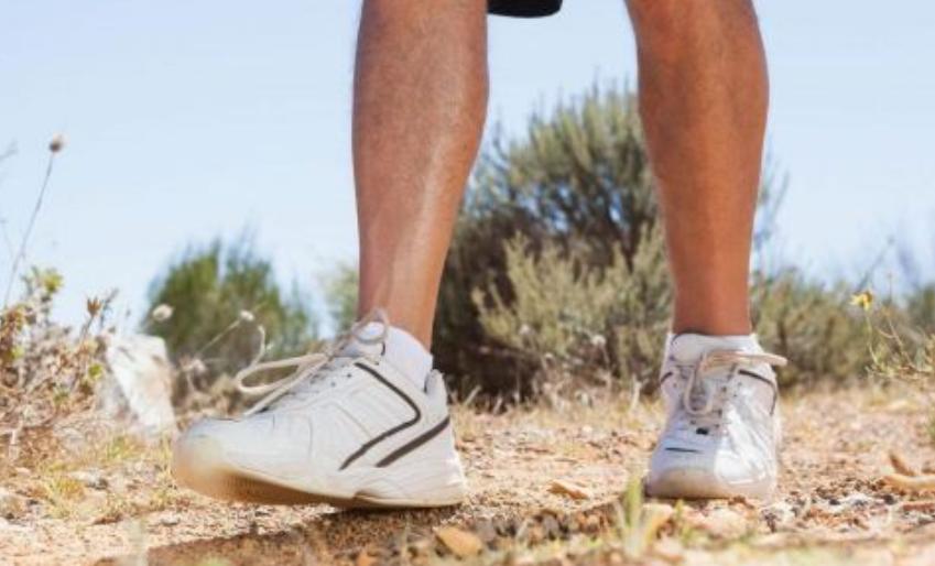 脚底板爱出汗怎么解决,脚底板爱出汗是什么原因造成的