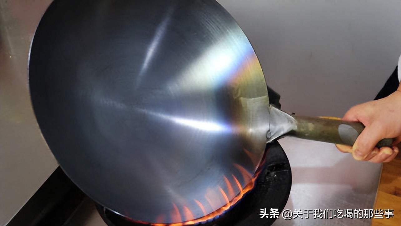 买铁锅时怎么分辨锅有没有涂层,生铁熟铁不粘锅怎么开锅