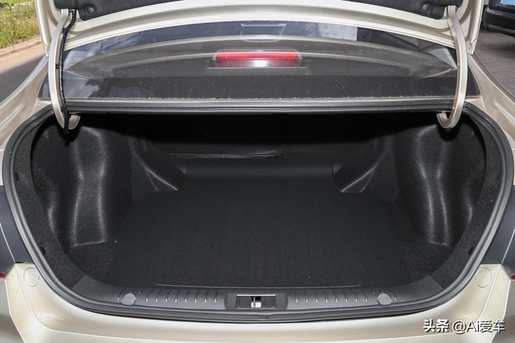 吉利黑标全新远景自动挡轿车测评,老百姓买得起的好车吉利全新远景