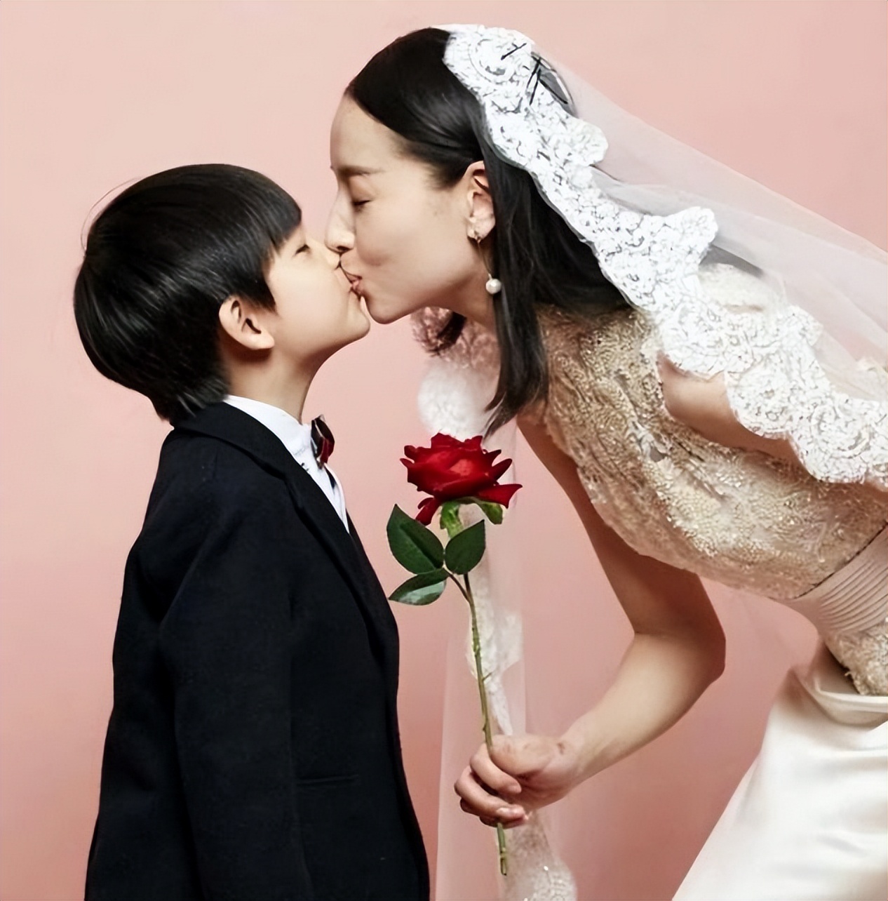 嘴对嘴接吻，当众强吻30岁女儿，没边界感的明星父母有多离谱？