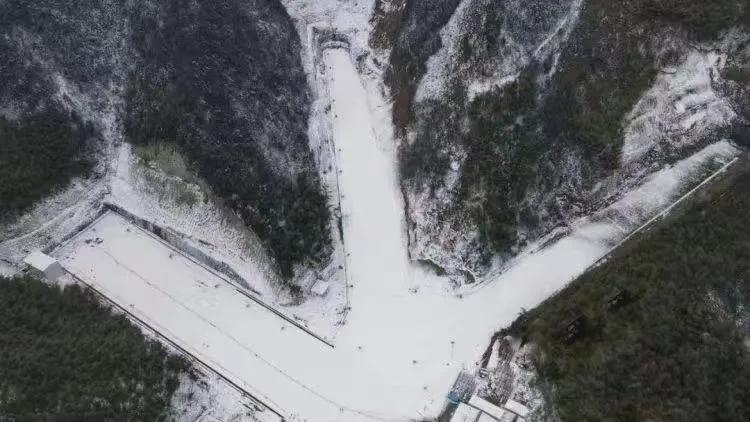 冬奥点燃冰雪热滑雪场迎客流高峰,冬奥点燃冰雪激情