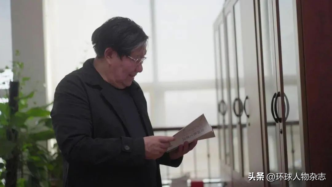 告诫女生“不要上文学的当”，72岁复旦教授又火了