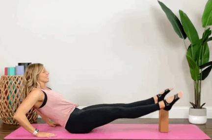 小肚子突出练哪个瑜伽动作,让肚子成为马甲线的瑜伽动作