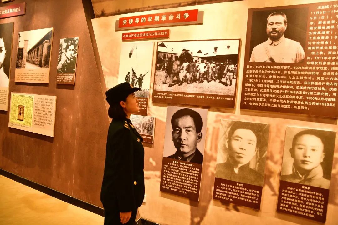 解放军清明缅怀红军先烈活动,清明祭奠革命先烈解放军鸣枪