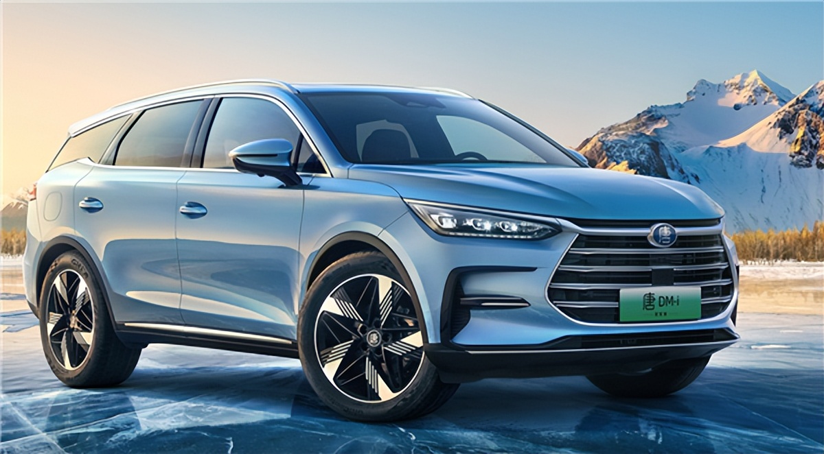 深圳龙华暴雨内涝街头水深没过车头比亚迪唐淡定冲浪