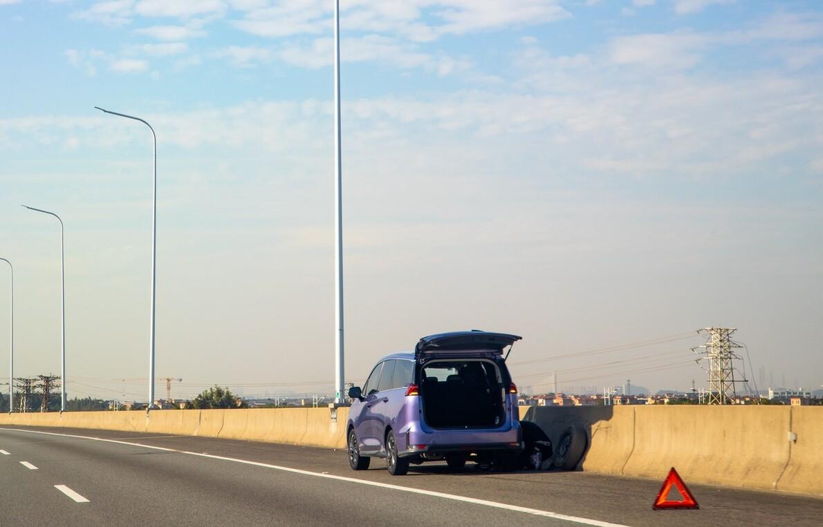 高速路上车坏了找谁修,高速路上车坏了拖车费用