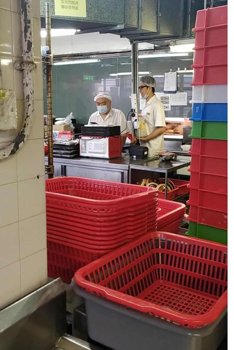 香港新移民:一位58岁阿姨洗碗每个月1.5万元，手指伤了为何不退休