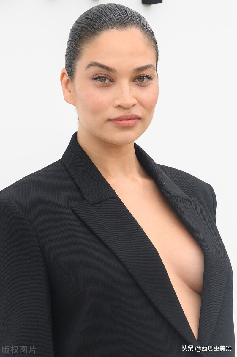 纪梵希设计的服装模特走秀,意大利超模纪梵希秋冬时装周