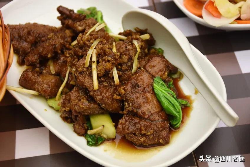 头屑越来越多是脱发的表现吗,头屑过多别忽视竟还暗藏脱发危机