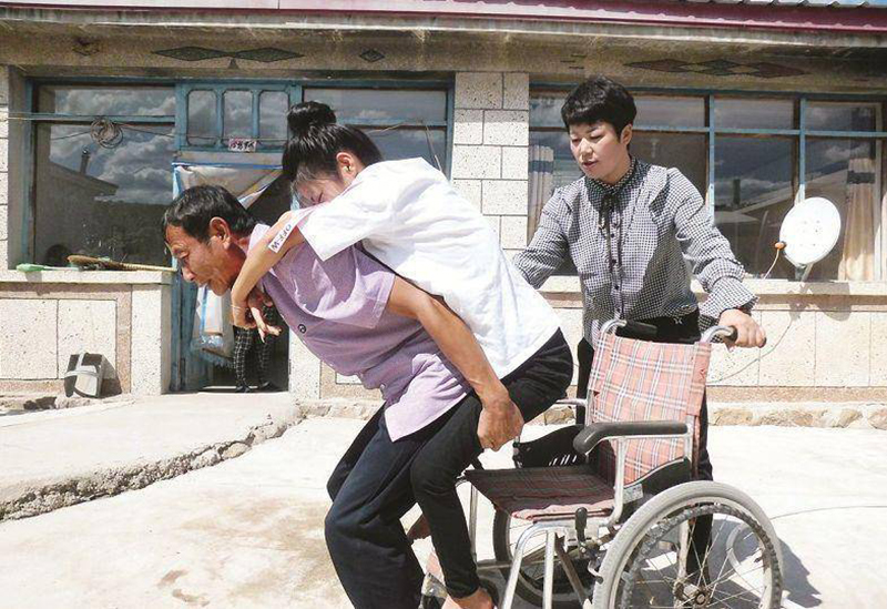 1997年,35岁男子捡到女弃婴,19年后女孩的七幅画卖出4.58万高价