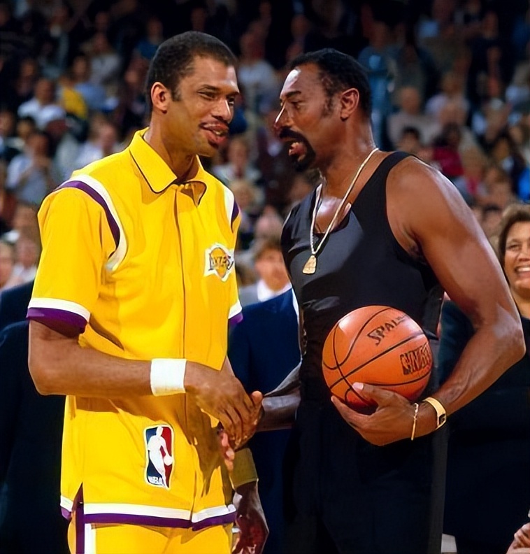 传奇加冕之夜难掩输卡位战遗憾，詹姆斯赛后采访暗示有离队可能？