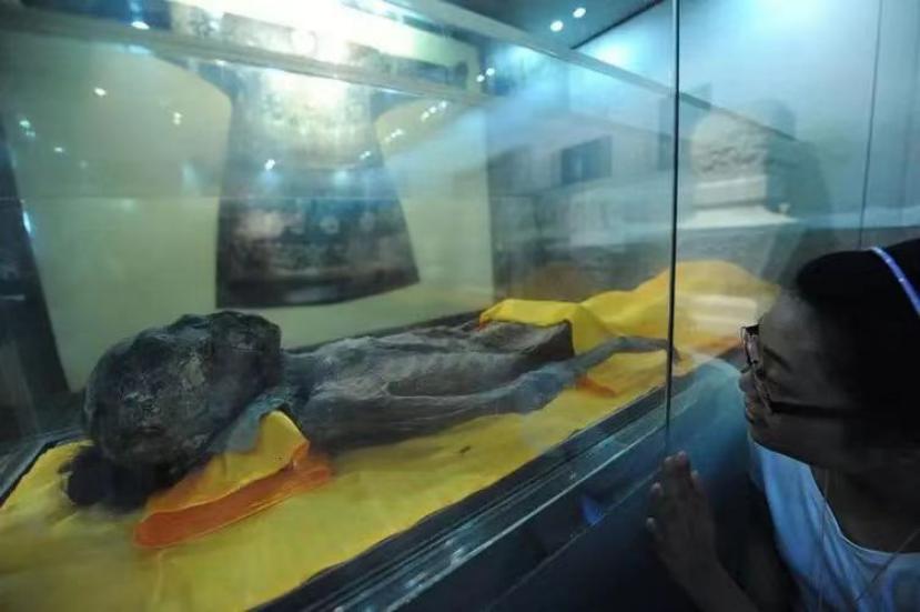 鎺㈢储鍙戠幇鐧惧勾骞插案,澶ч噺骞插案涓撳鍙戠幇鎯婁汉绾跨储